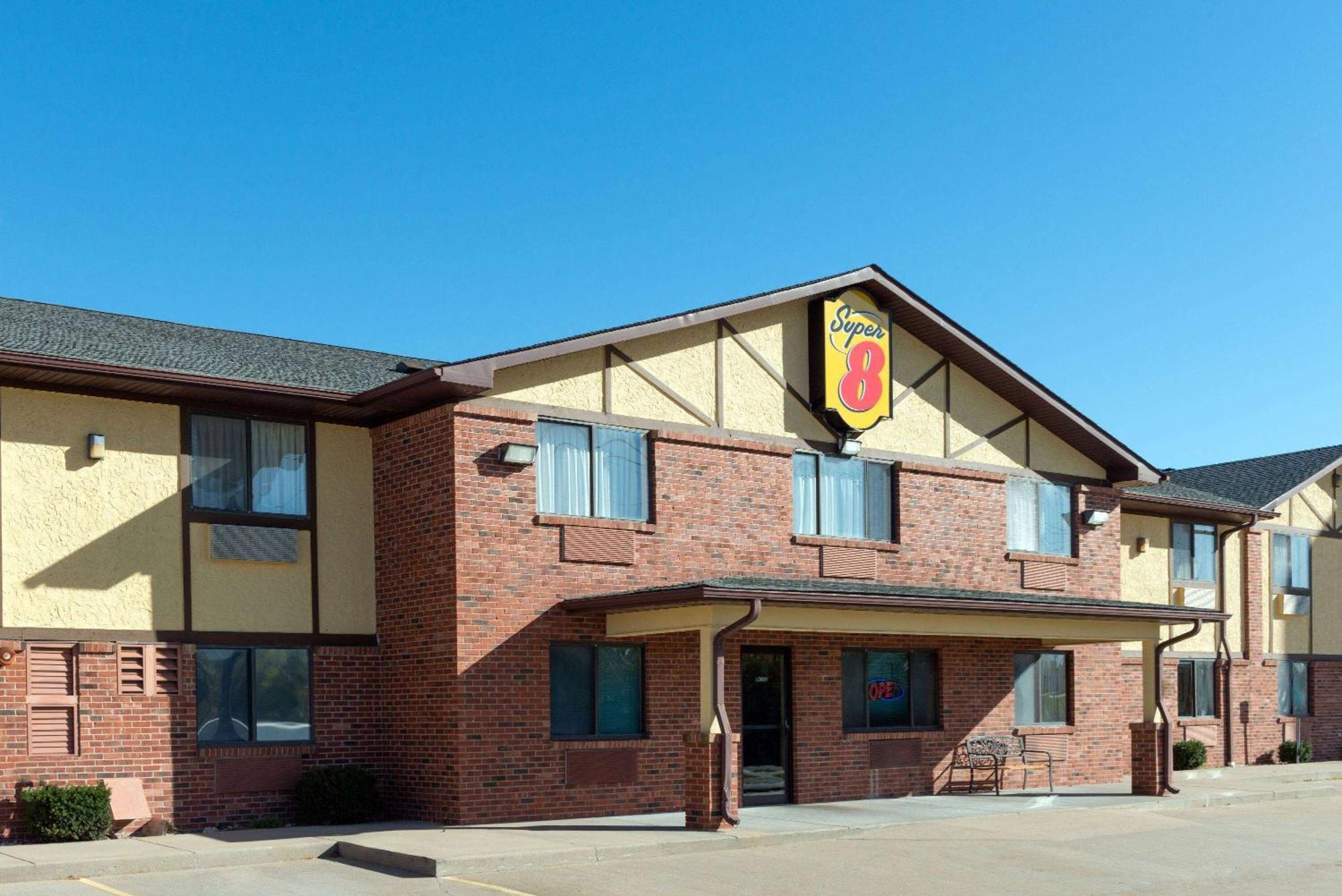 Super 8 By Wyndham Warrenton Hotel Exterior photo